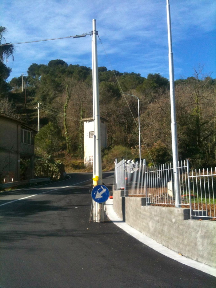 Andora, un palo sulla strada all'inizio di un tornante: l'assurdo pericolo in via del Poggio Andora, un palo sulla strada all'inizio di un tornante: l'assurdo pericolo in via del Poggio