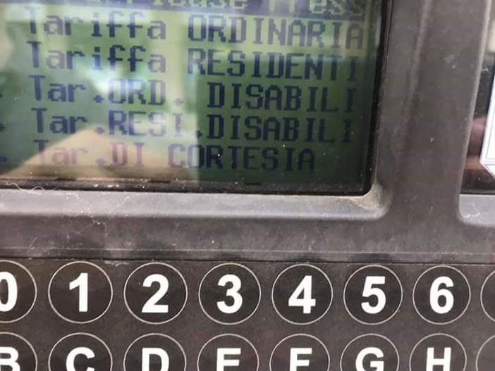 Varazze, disabili devono pagare parcheggi blu. Il sindaco: "Tariffe concordate, nessuno si è lamentato"