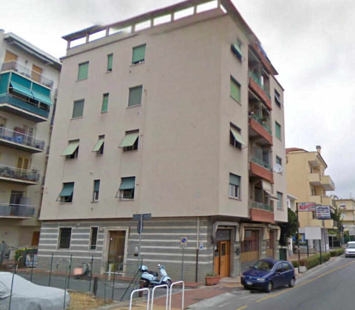 Loano, a fuoco un bar pizzeria: combustione spontanea?