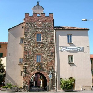 Cairo restaura Porta Soprana, un intervento da 200mila euro Cairo restaura Porta Soprana, un intervento da 200mila euro