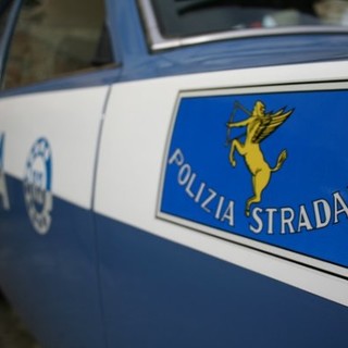 Seminudo in una piazzola dell'autostrada, uomo soccorso dalla Polizia Stradale