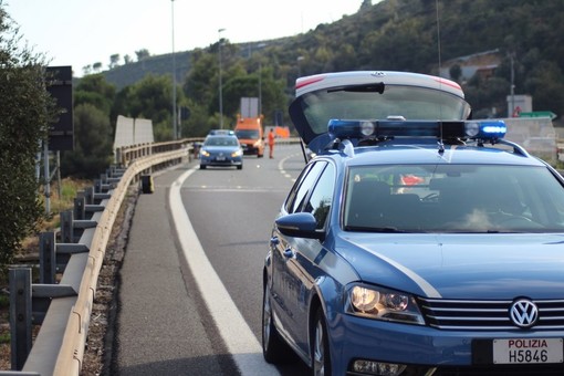 Non si ferma all’alt della Polizia e tenta di investire agente: folle inseguimento sulla A10