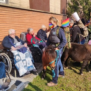 Loano, sorrisi ed emozioni con il pet-lab alla residenza protetta Ramella (FOTO e VIDEO)