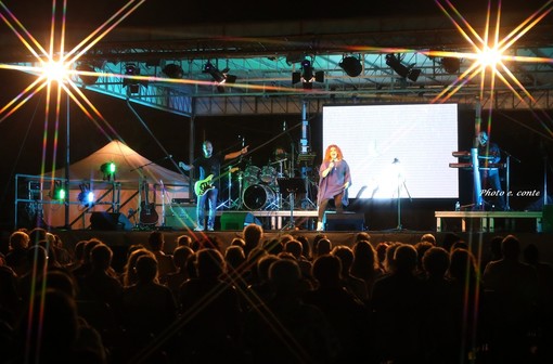 Tutta la più bella musica italiana dal vivo: la band Progetto Festival in concerto ai Giardini a Mare di Vado Ligure
