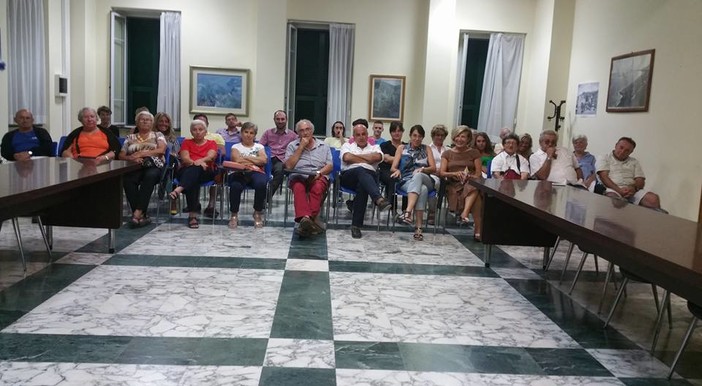 Ceriale: successo in sala consiliare per "Le tredici spine sanguinanti della Corona di Cristo" Ceriale: successo in sala consiliare per "Le tredici spine sanguinanti della Corona di Cristo"