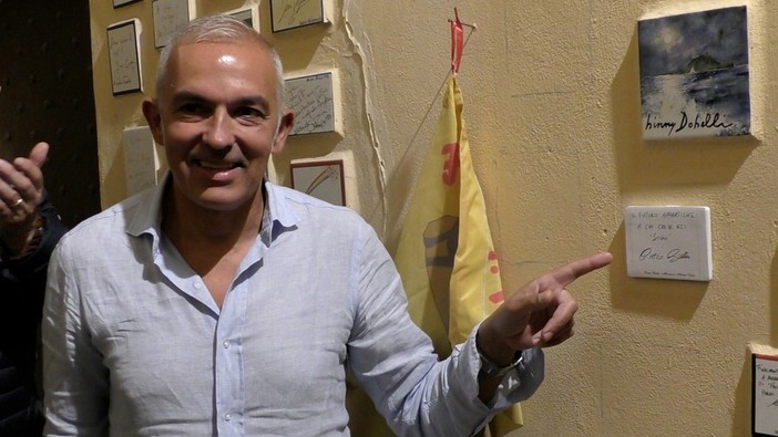 Albenga, la piastrella dei Fieui di Caruggi dedicata a mister Buttu: "Il futuro appartiene a chi crede nei sogni" (VIDEO) Albenga, la piastrella dei Fieui di Caruggi dedicata a mister Buttu: "Il futuro appartiene a chi crede nei sogni" (VIDEO)
