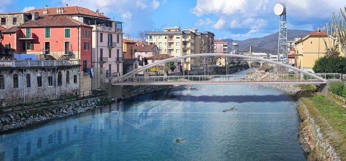 Carcare, manifesti ironici sulla nuova passerella. Formento contro l’opposizione: "La satira nasconde il vuoto di idee"