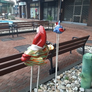 Albisola, svelati due pesci natalizi in piazza Dante realizzati dall'artista Paolo Anselmo