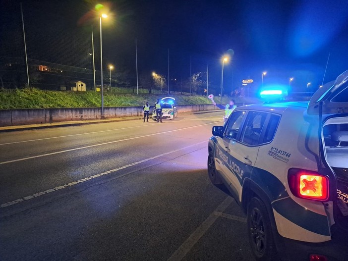 Truffe ad anziani tra Piemonte e Liguria: auto in fuga intercettata dalla polizia locale di Bra, avevano colpito anche a Cairo