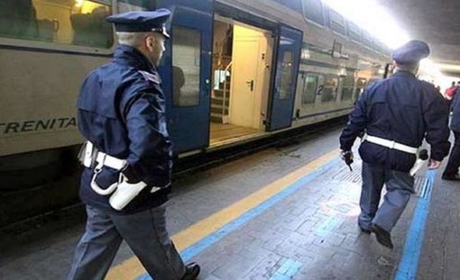 Grave episodio a Genova Brignole: rifiuta d'indossare la mascherina e aggredisce il capotreno con un coltello