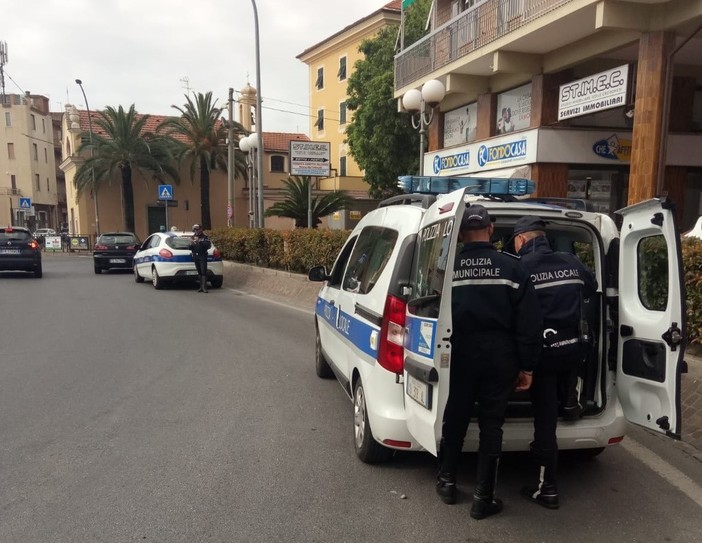 Ceriale, la polizia locale controlla i pullman in partenza per le gite scolastiche