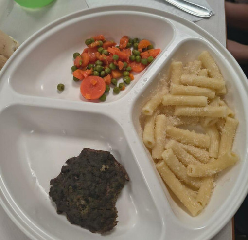 "Cibo scarso alla mensa, i bambini tornano a casa affamati": il caso a Varazze