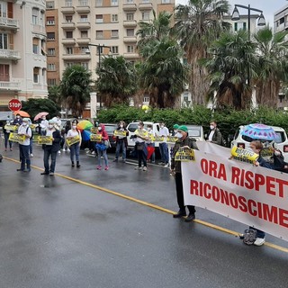 Savona, flashmob degli infermieri davanti alla Prefettura: "Ci hanno chiamato eroi ma vogliamo rispetto e riconoscimento"