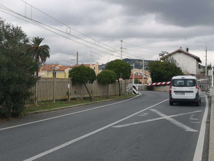 Passeggia sui binari e manda in tilt il traffico ferroviario: in manette un 31enne romeno Passeggia sui binari e manda in tilt il traffico ferroviario: in manette un 31enne romeno