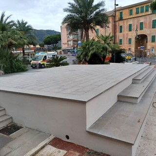 Albenga inaugura il nuovo palco di Piazza del Popolo: "Un gioiello tecnologico e architettonico