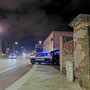 Sale sul tetto pronta a lanciarsi nel vuoto, una ragazza salvata dall'intervento di due poliziotti Sale sul tetto pronta a lanciarsi nel vuoto, una ragazza salvata dall'intervento di due poliziotti
