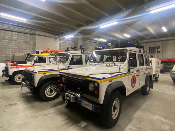 Albenga, auto bloccata dall’acqua in via del Cristo: portati in salvo un papà con due bambini