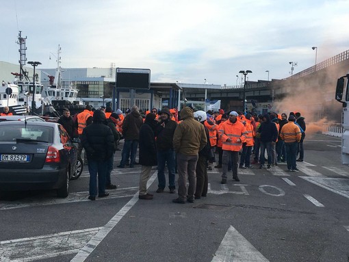 Giornata di sciopero per i portuali. Lavoratori bloccano l'entrata del porto di Savona