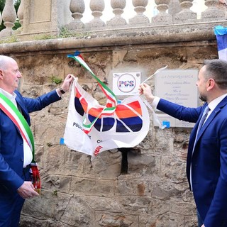 La piastrella delle PGS sul muretto di Alassio