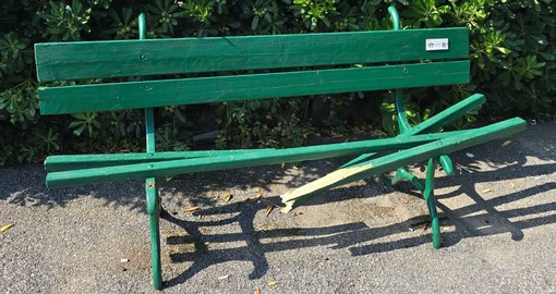Savona, di nuovo vandalizzata una panchina al Prolungamento. Era appena stata risistemata dai Custodi del Bello