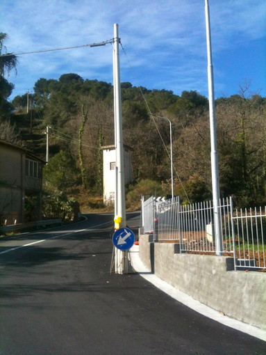 Andora, un palo sulla strada all'inizio di un tornante: l'assurdo pericolo in via del Poggio