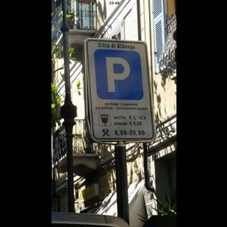 Stangata parcheggi blu ad Albenga, Guarnieri "Il bilancio non è ancora approvato ed hanno già modificato i cartelli segnaletici .... Efficientissimi"