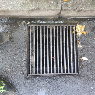 Albenga, prosegue la pulizia dei tombini in tutte le frazioni