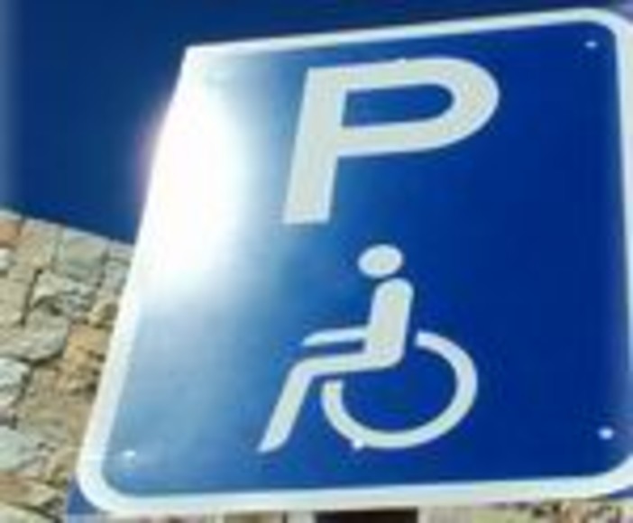 Usava il tesserino disabili del marito deceduto per parcheggiare nelle soste blu, pizzicata dalla Polizia Locale di Alassio