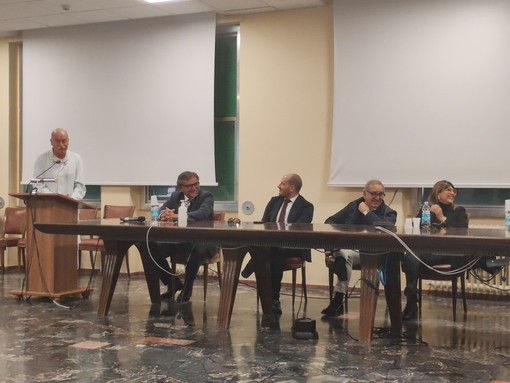 In piedi da sx il dottor Riccardo Padolecchia ad un recente convegno