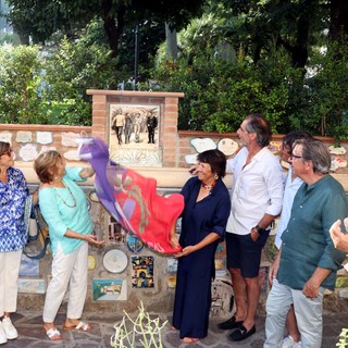 Alassio, ecco sul Muretto "la madre" di tutte le mattonelle: inaugurata quella dedicata ai Fratelli Berrino