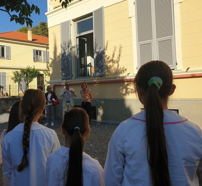 Primi giorni di scuola a Pietra Ligure, il saluto dell'amministrazione comunale: "Quest’anno inizia con il sorriso" (FOTO) Primi giorni di scuola a Pietra Ligure, il saluto dell'amministrazione comunale: "Quest’anno inizia con il sorriso" (FOTO)