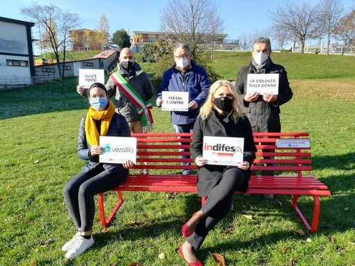 Carcare, una panchina rossa contro la violenza sulle donne (FOTO)