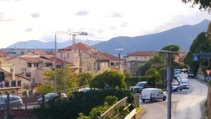 Pietra, mozione del consigliere Carrara per la revoca del senso unico sul lungomare: "Pronti alla sottoscrizione popolare ed eventualmente ad un referendum"