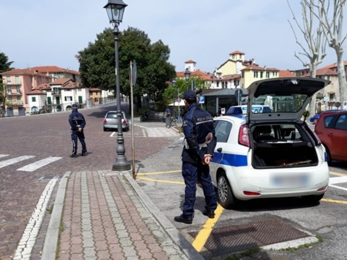 Viaggia con la revisione scaduta da oltre un anno, viene fermato e insulta un agente: denunciato Viaggia con la revisione scaduta da oltre un anno, viene fermato e insulta un agente: denunciato