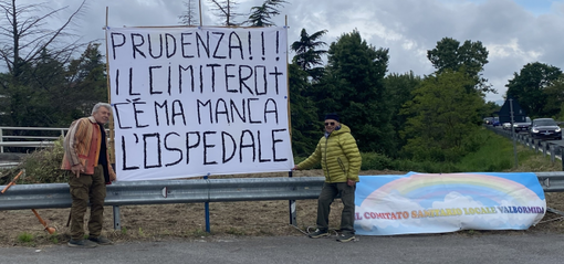 "Prudenza!!! Il cimitero c'è, ma manca l'ospedale", la protesta del comitato sanitario locale Val Bormida al Giro d'Italia "Prudenza!!! Il cimitero c'è, ma manca l'ospedale", la protesta del comitato sanitario locale Val Bormida al Giro d'Italia