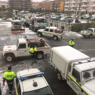 Andora, 40 volontari del gruppo intercomunale di Protezione civile e gli operai comunali all’opera per liberare le strade dalla neve