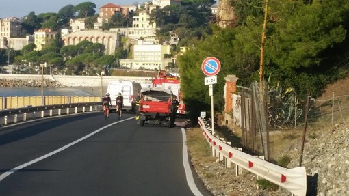 Celle Ligure: principio di incendio nei pressi dell'Aurelia. Intervento dei Vigili del Fuoco