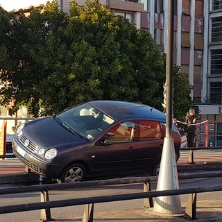 Albenga: incidente sul ponte rosso, auto rimane "incastrata" (FOTO e VIDEO)