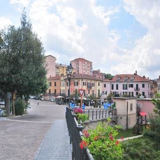 Carcare, si finge gentile e abbraccia una 90enne: rubata la collana d’oro