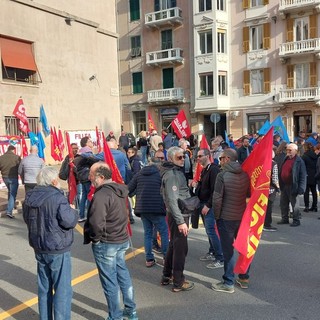 No alle morti sul lavoro, presidio e incontro con il Prefetto: "Chiediamo di istituire a Savona un protocollo sugli appalti" (FOTO e VIDEO)