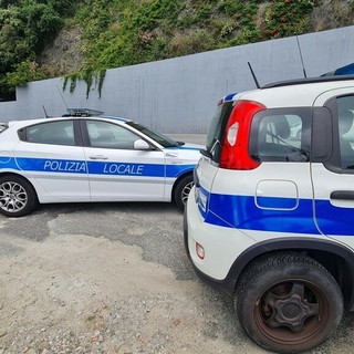 Clochard trova riparo nei palazzi di Arte in Piazza Garelli a Savona: la polizia locale lo denuncia Clochard trova riparo nei palazzi di Arte in Piazza Garelli a Savona: la polizia locale lo denuncia