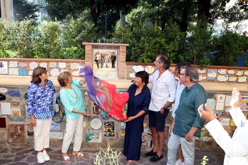 Alassio, ecco sul Muretto "la madre" di tutte le mattonelle: inaugurata quella dedicata ai Fratelli Berrino