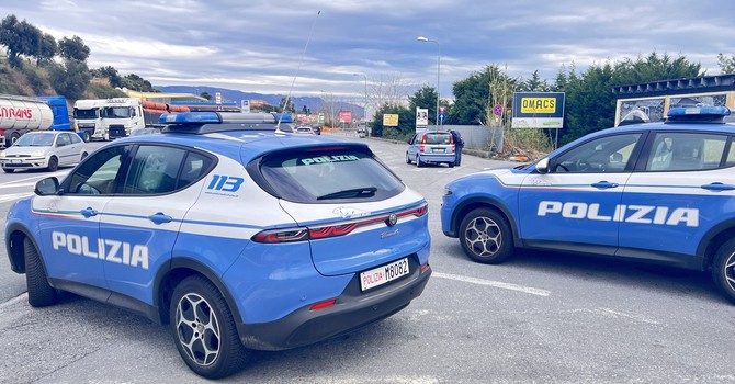 Evade dai domiciliari e tenta di rubare un paio di occhiali, poi aggredisce i poliziotti: arrestata 47enne a Savona