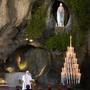 Papa Leone sosta in preghiera davanti alla Madonna di Lourdes