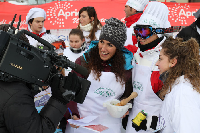 La gara del pesto acrobatico sugli sci approda anche al tg3 della Rai La gara del pesto acrobatico sugli sci approda anche al tg3 della Rai