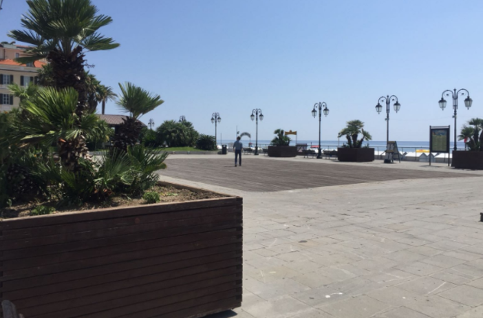 Sfida tra colossi della letteratura italiana contemporanea sul palco di Alassio per la 32esima edizione del premio Un autore per l’Europa Sfida tra colossi della letteratura italiana contemporanea sul palco di Alassio per la 32esima edizione del premio Un autore per l’Europa