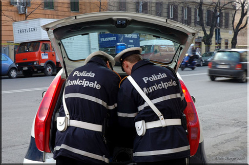 Albenga: la polizia municipale traccia le nuove rotonde di piazza del Popolo