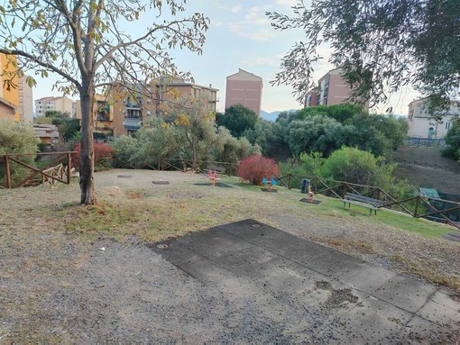 Savona, giochi per i bambini rotti al parco della Rocca, Parodi: "Dobbiamo trovare le risorse per sistemarli"