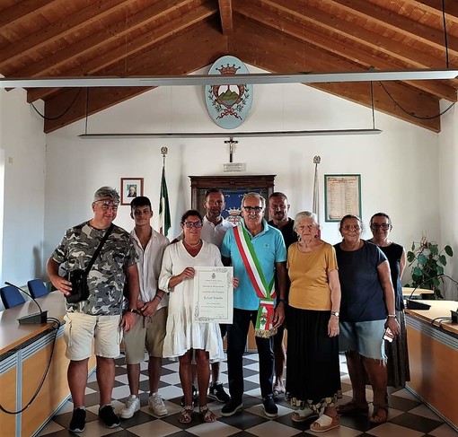 Da ben 66 anni in vacanza a Pietra Ligure, l'amministrazione omaggia la famiglia Levati (FOTO)