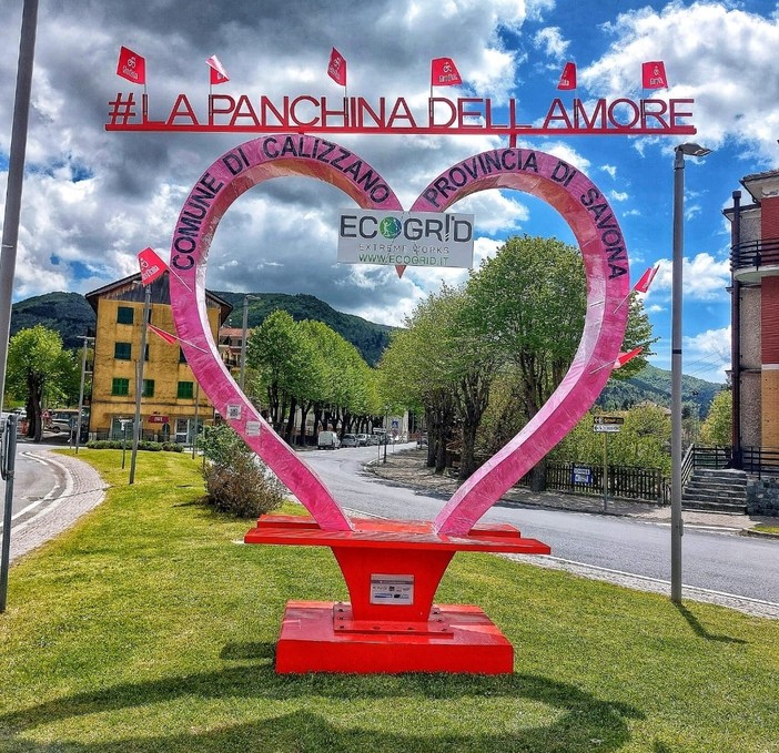Calizzano, una panchina dell'amore rosa per abbracciare il Giro d'Italia